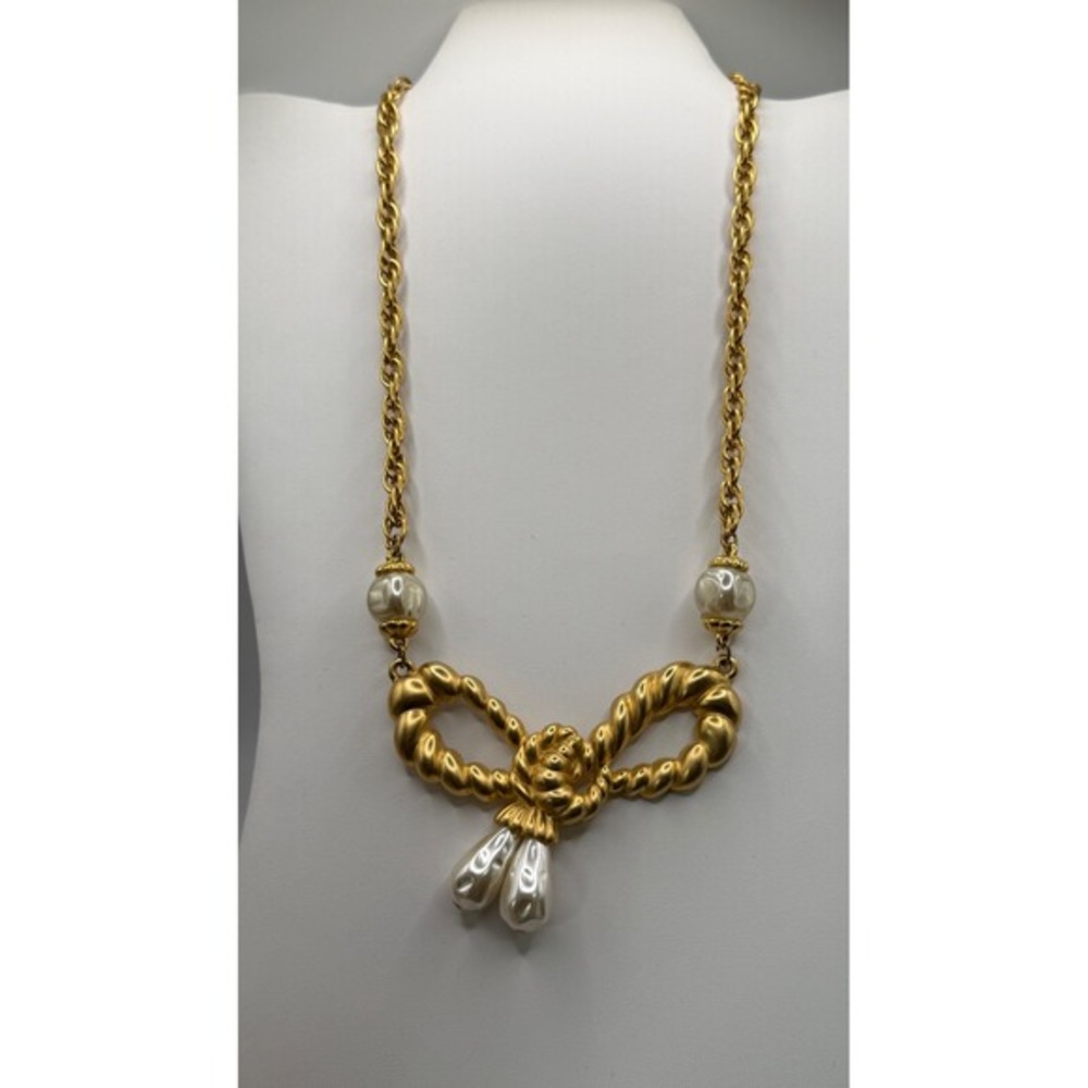 Vintage Gold Tone Twisted Rope Bow Pendant Necklace‎ with Faux Pearl Accents